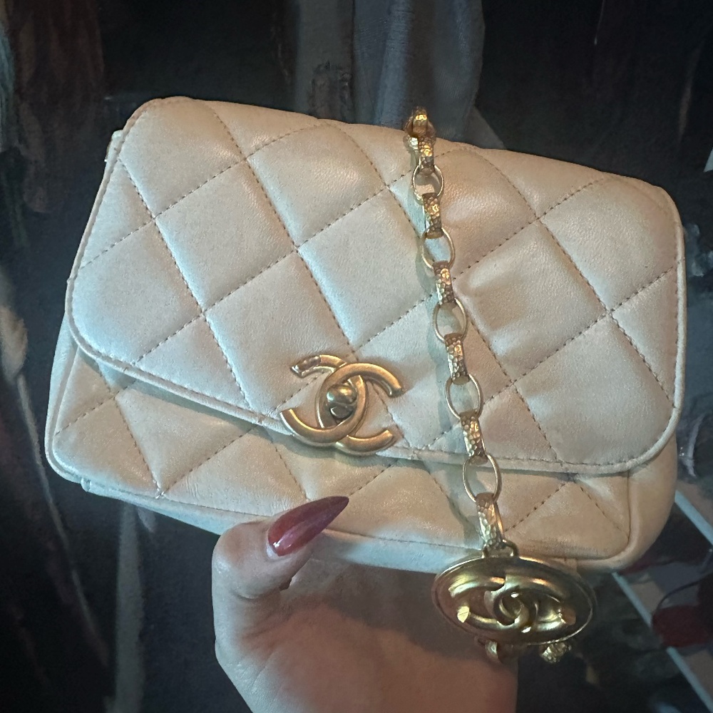 CHANEL white mini quilted flap with gold chain - Picture 4 of 4